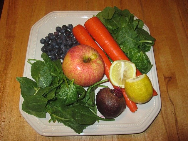 Zdravý talíř s ovocem a zeleninou